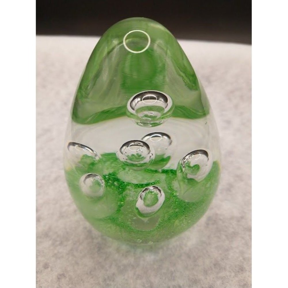 Vintage Hand-Blown Art Glass Egg Shaped Paperweight Decoration.